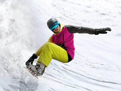 Snowboarder sur la neige