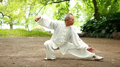 Homme qui fait du Tai Chi
