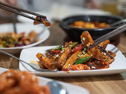 Assiette avec de la viande et des piments