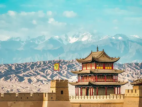 Temple devant des montagnes