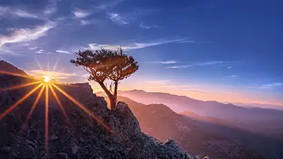 Paysage de montagnes au coucher de soleil