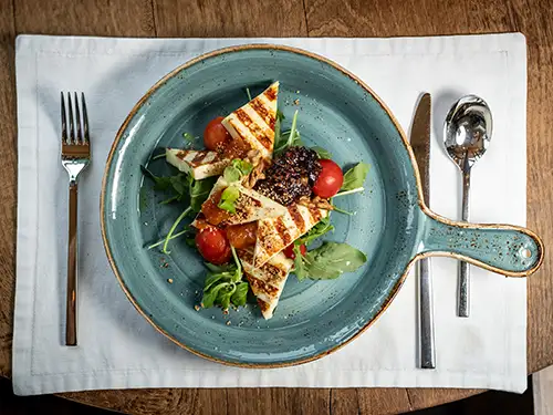 Assiette avec salade et Halloumi