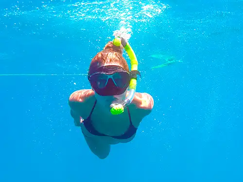 Femme sous l'eau avec masque et tuba