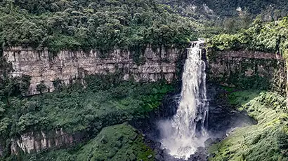 Nature avec grande cascade
