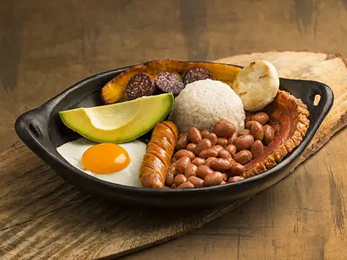 Assiette avec haricots blancs, avocat, oeuf et riz