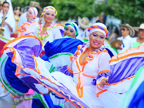 Femmes qui dansent en robes colorées