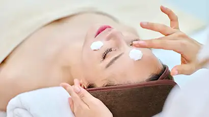 Femme qui fait un soin visage