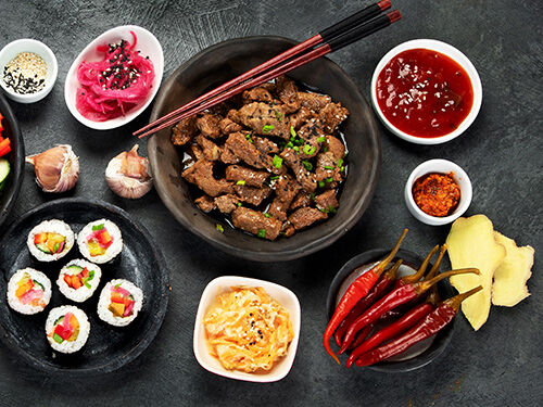 Plusieurs plats sur une table