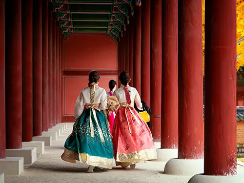 Femmes en robes traditionnelles de dos