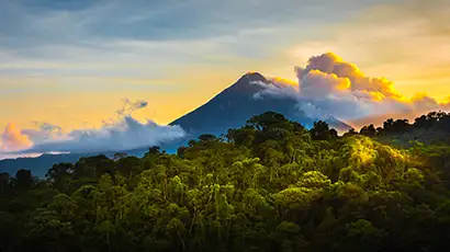 Volcan Arenal avec forêt en premier plan