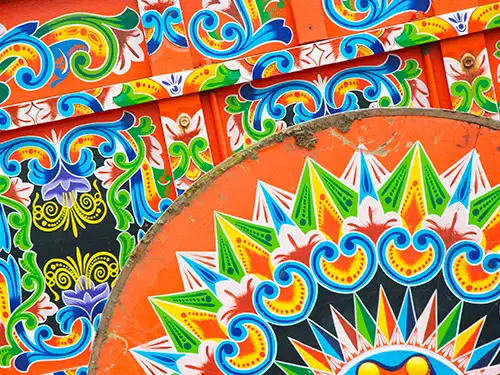 Détails motifs peints colorés sur une charette