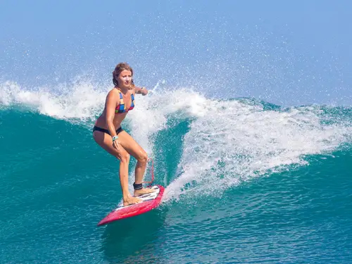 Femme faisant du surf sur une vague