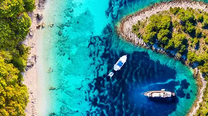 Vue aérienne d'une plage aux eaux turquoise avec bateau