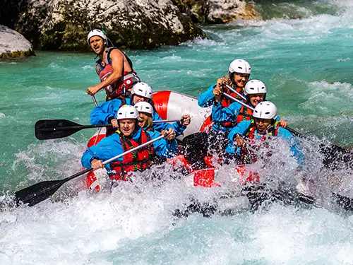 Groupe de personnes dans un bateau sur une rivière