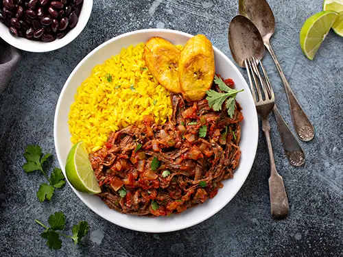 Assiette avec viande, riz et banane