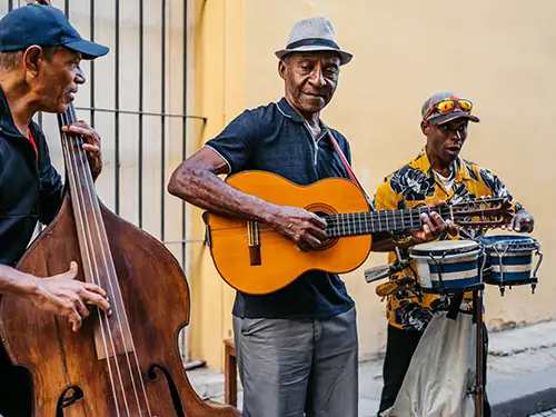 3 hommes cubains musiciens