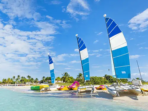Catamarans sur la plage