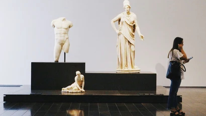 Statues au Louvre Abu Dhabi