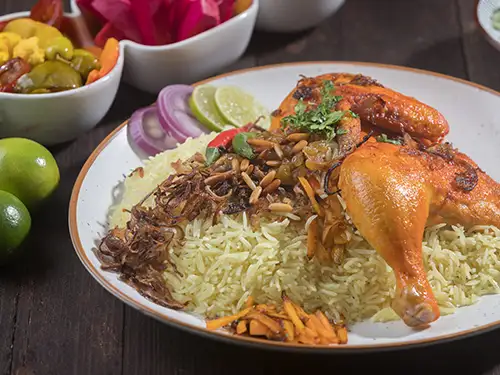 Assiette avec riz et cuisse de poulet