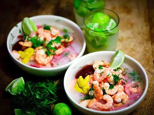 Assiette avec ceviche, crevettes et citron vert