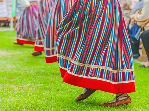 Femmes qui dansent en tenue traditionnelle
