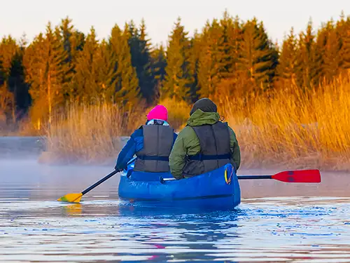 Couple dans un kayak sur un lac