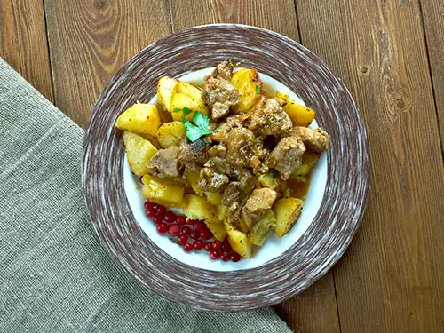 Assiette avec pommes de terre sauté et renne