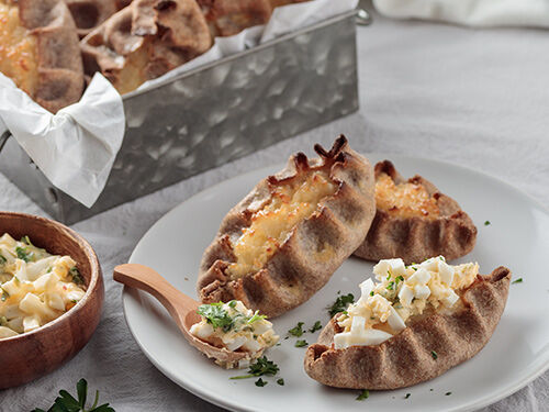 Assiettes avec plats typiques