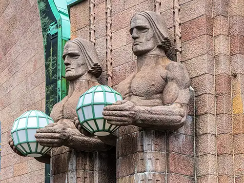 Statue des jumeaux de la Gare Centrale à Helsinki