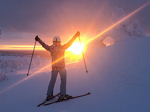 Skieur au coucher du soleil