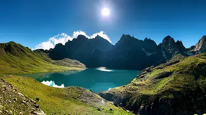 Lac au milieu des montagnes