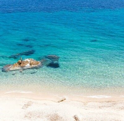 Plage turquoise en Grèce