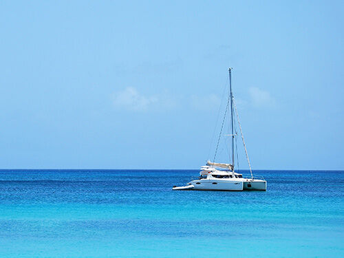 Catamaran sur l'eau turquoise