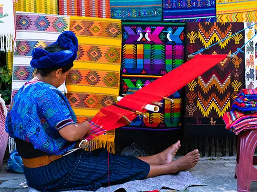 Tissus colorés à motifs