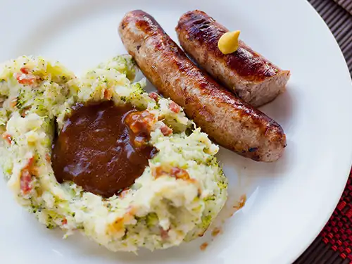 Assiette avec purée et saucisse