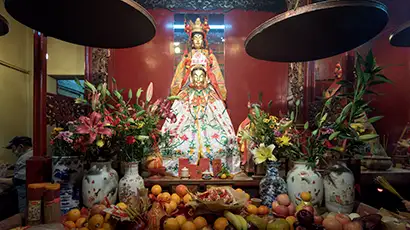 Autel avec statue de divinité et offrandes