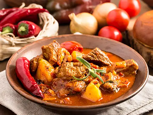 Plat en sauce avec viande et pommes de terre