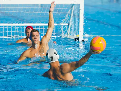 Hommes qui jouent au water polo dans une piscine