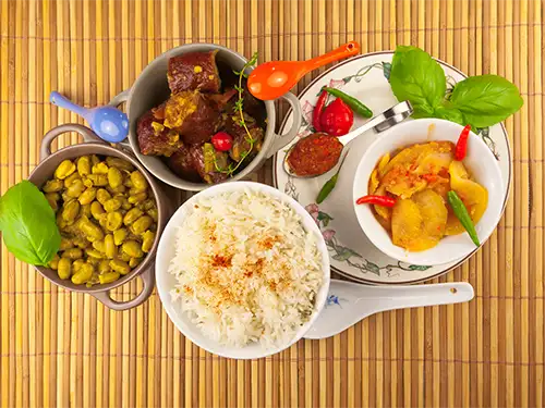 Assiettes présentant le rougail saucisse