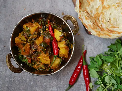 Plat avec pommes de terres sautées, piment et naan