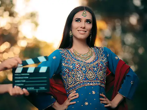 Femme en tenue traditionelle en train de tourner à Bolywood