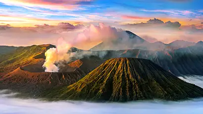 Volcans Bromo dans les nuages
