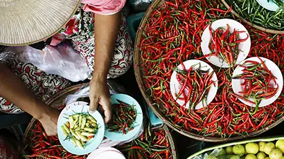 Paniers avec piments rouges