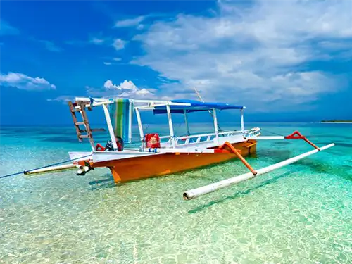 Petit bateau sur une eau turquoise