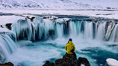 Homme devant des cascades