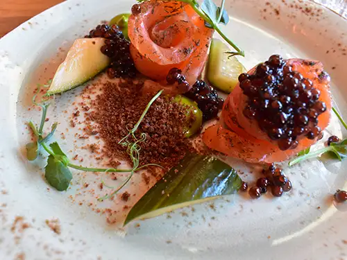 Assiette avec saumon roulé et concombre