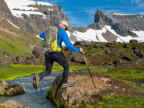 Randoneur dans les fjords