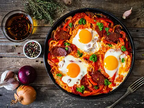Plat avec viande, poivrons et oeufs