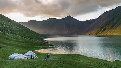 Yourtes au bord d'un lac dans les montagnes