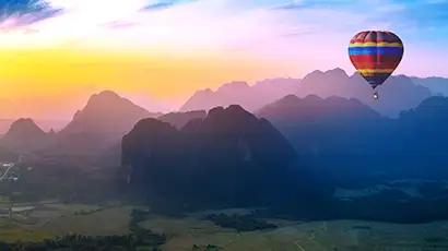 Montagnes avec mongolfière